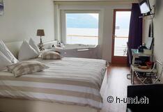 Bright rooms with direct lake view and, on request, with an extendable whirlpool.