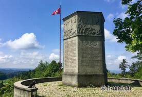Lilly beim Denkmal Lueg