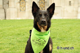 Emma vor der Kathedrale.