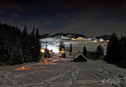 Sentier des lanternes Sattel-Hochstuckli : 2 kilomètres de circuit spectaculaire. Ouvert du 02.12.23 - 09.03.24. Les chiens H-und Member circulent gratuitement.