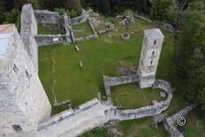 Ruine Kropfenstein mit Lag da Pigniu - Panixersee